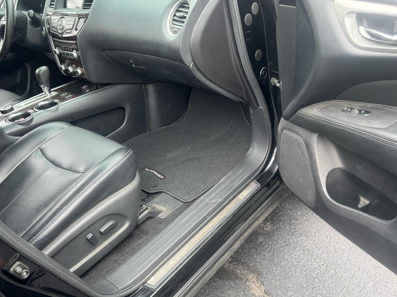 Nissan Pathfinder SV 4WD 2015