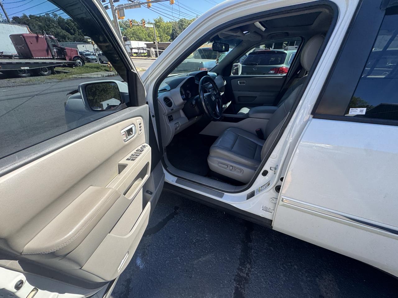 Honda Pilot Touring 4WD 5-Spd AT with DVD 2013
