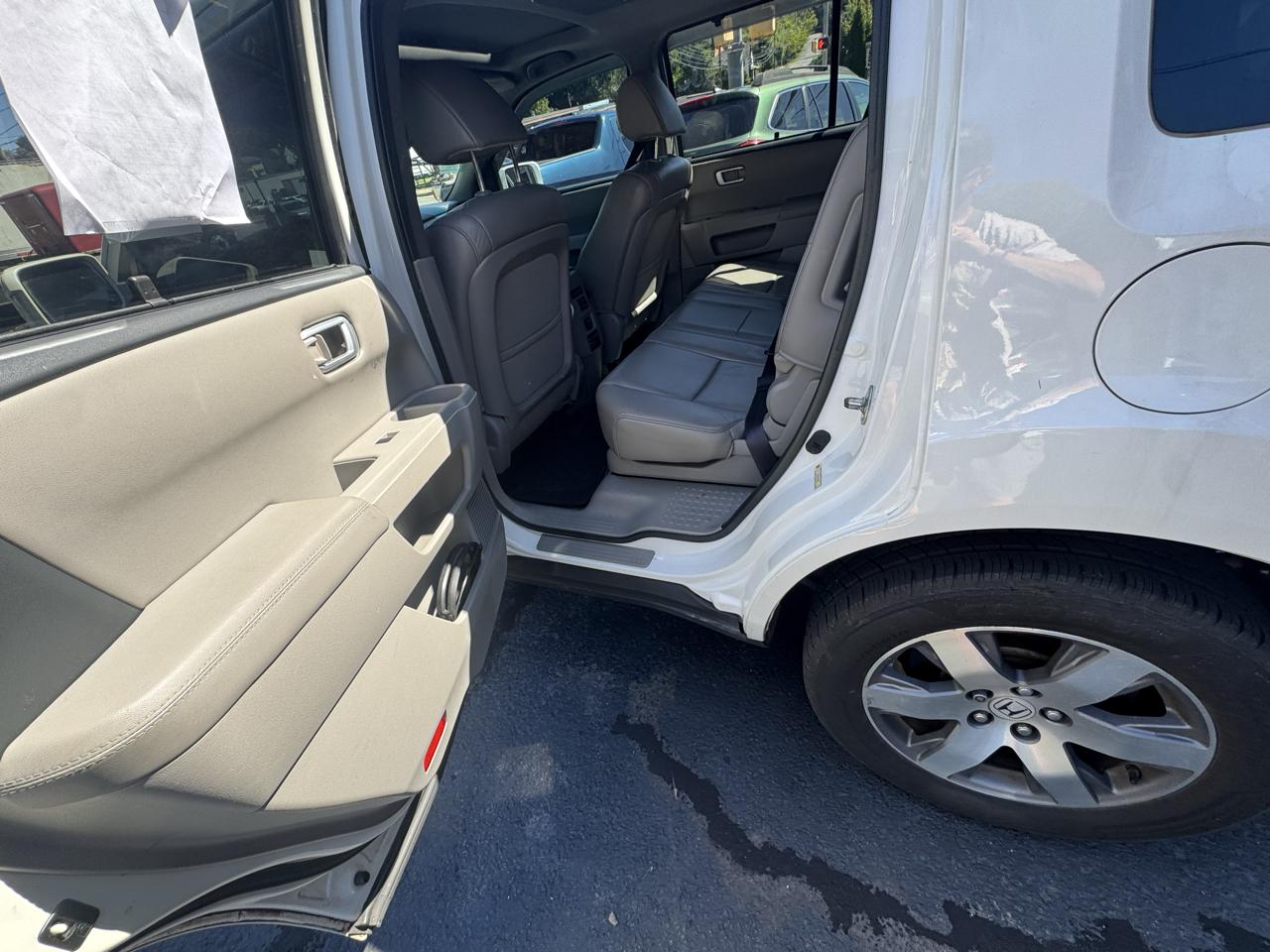 Honda Pilot Touring 4WD 5-Spd AT with DVD 2013