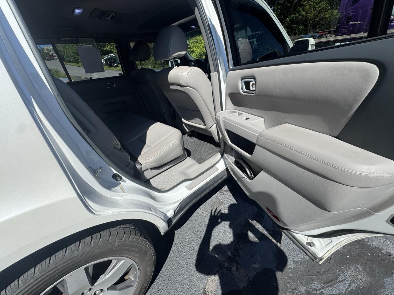 Honda Pilot Touring 4WD 5-Spd AT with DVD 2013
