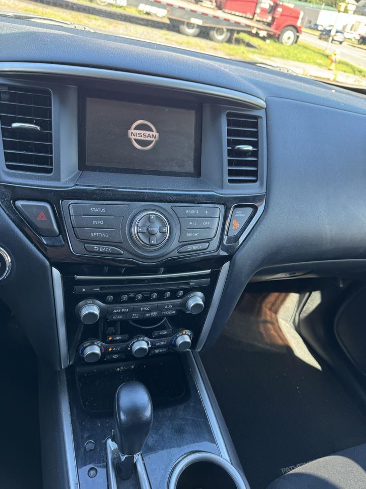 Nissan Pathfinder SV 4WD 2015
