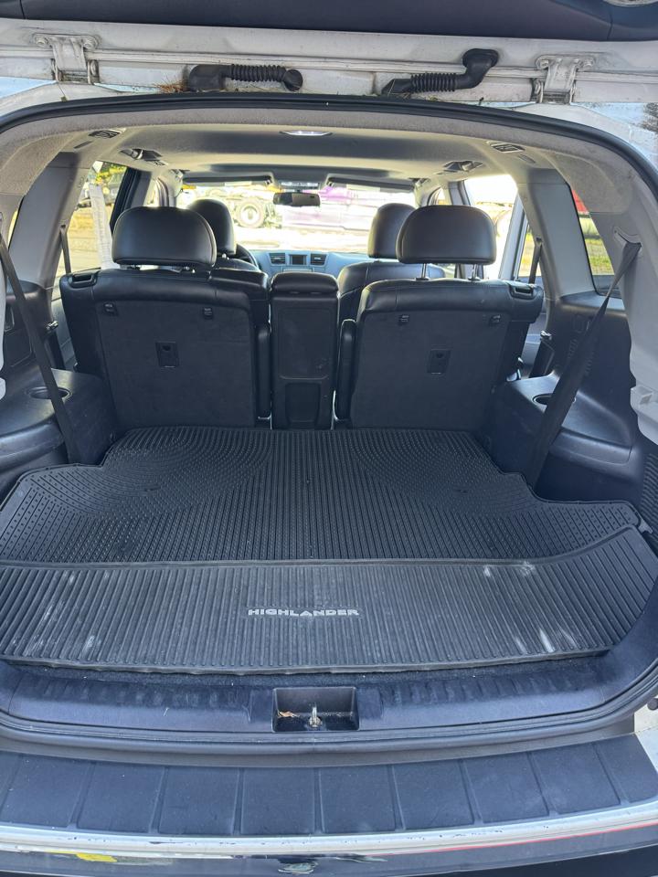 Toyota Highlander Base 4WD 2011