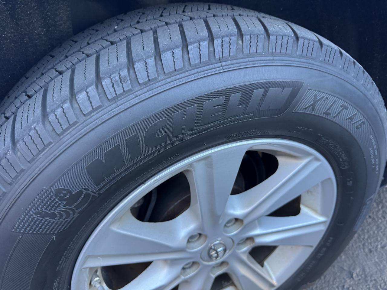 Toyota Highlander Base 4WD 2011