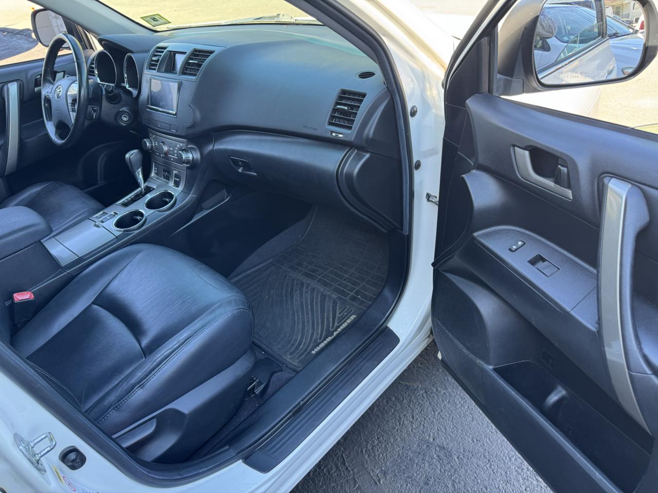 Toyota Highlander Base 4WD 2011