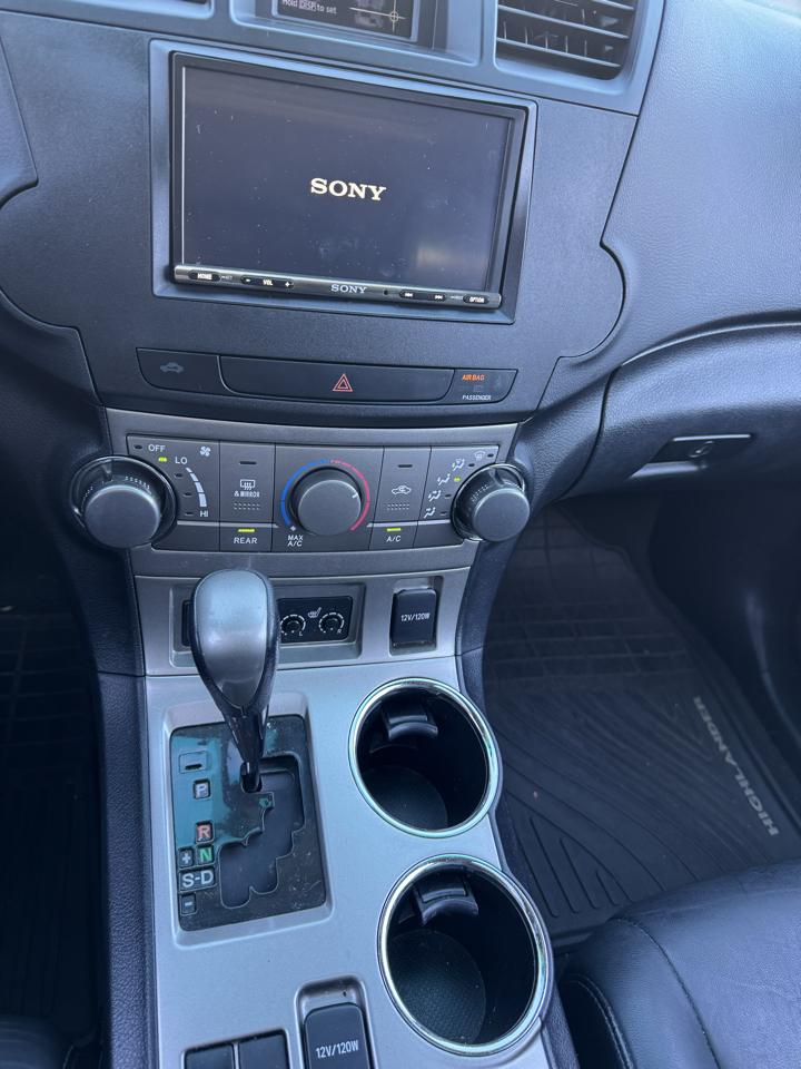 Toyota Highlander Base 4WD 2011