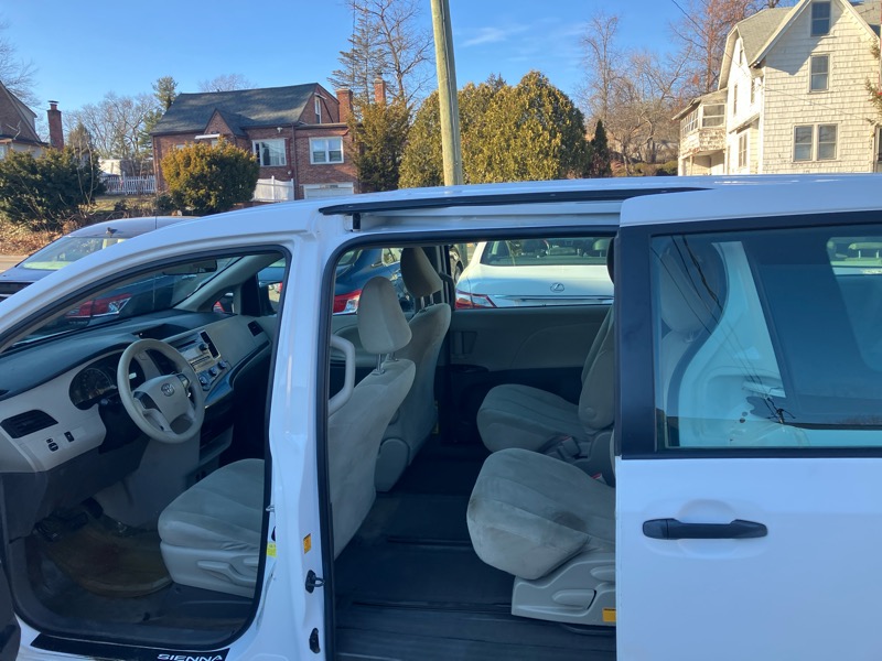Toyota Sienna FWD 7-Passenger V6 2012