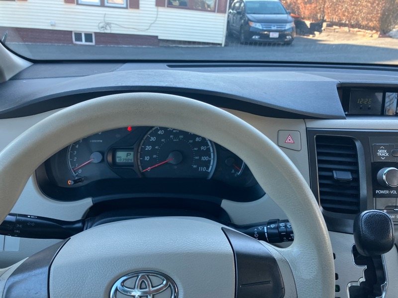 Toyota Sienna FWD 7-Passenger V6 2012