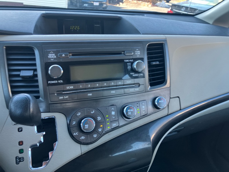 Toyota Sienna FWD 7-Passenger V6 2012