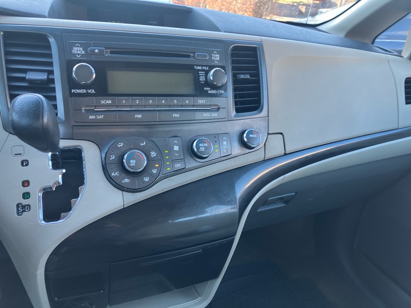 Toyota Sienna FWD 7-Passenger V6 2012