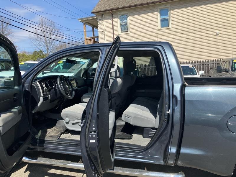 Toyota Tundra Tundra-Grade 5.7L Double Cab 4WD 2010