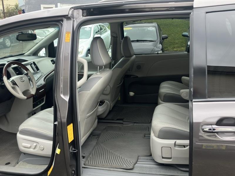 Toyota Sienna Limited AWD 7-Passenger V6 2013