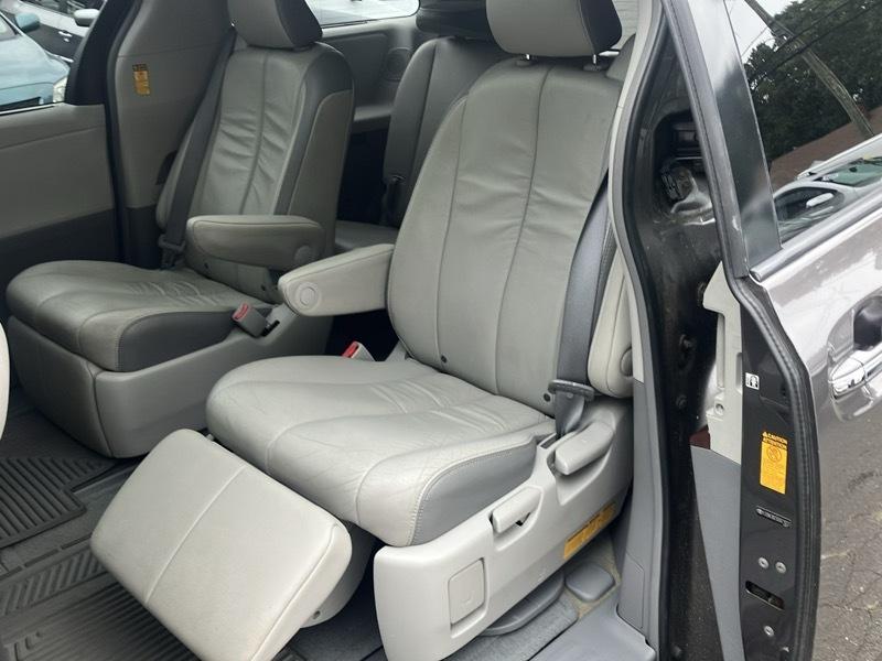 Toyota Sienna Limited AWD 7-Passenger V6 2013