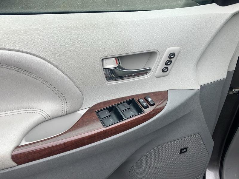 Toyota Sienna Limited AWD 7-Passenger V6 2013