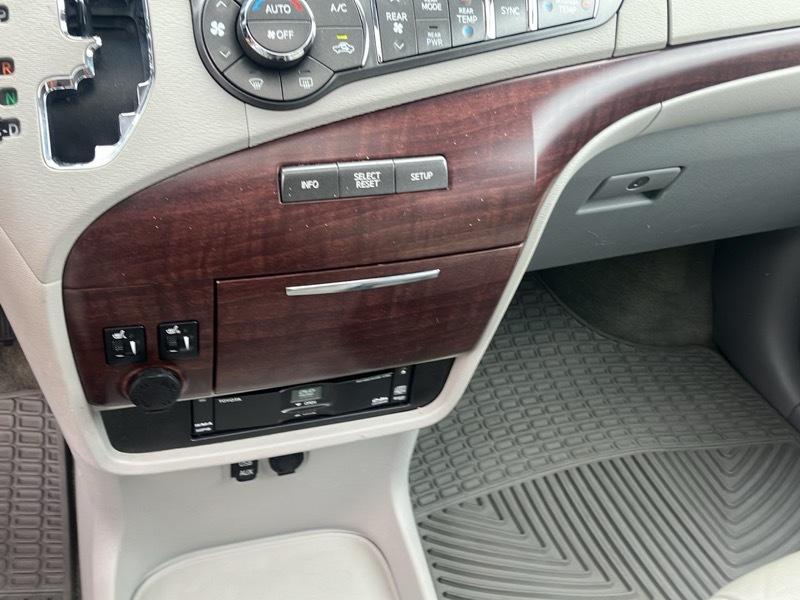 Toyota Sienna Limited AWD 7-Passenger V6 2013