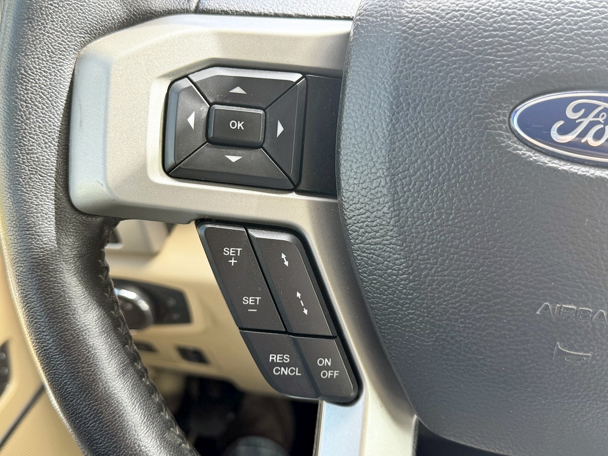 Ford F-250 SD Lariat Crew Cab Short Bed 4WD 2019 Ford F-250 SD Lariat Crew Cab Short Bed 4WD 2019