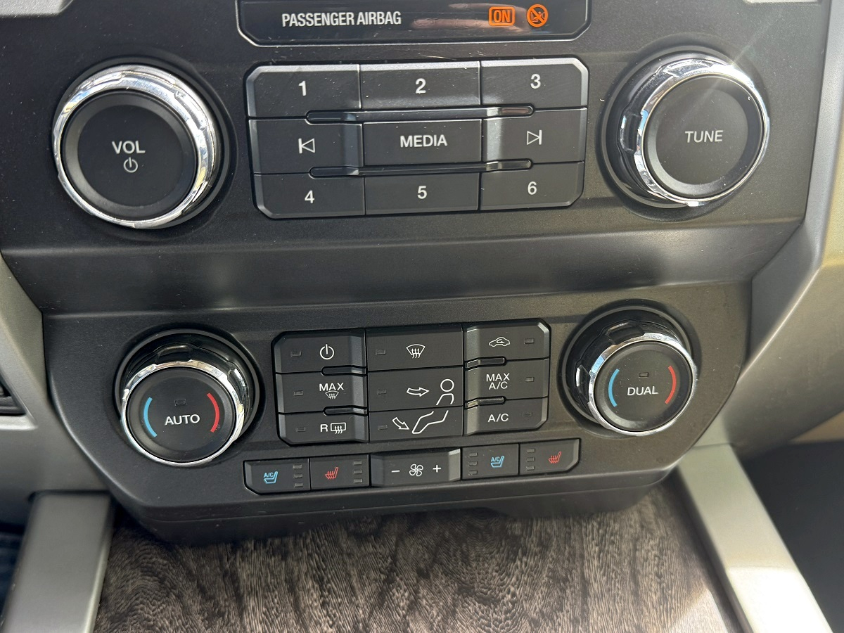 Ford F-250 SD Lariat Crew Cab Short Bed 4WD 2019 Ford F-250 SD Lariat Crew Cab Short Bed 4WD 2019