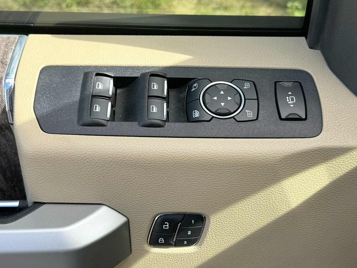 Ford F-250 SD Lariat Crew Cab Short Bed 4WD 2019 Ford F-250 SD Lariat Crew Cab Short Bed 4WD 2019