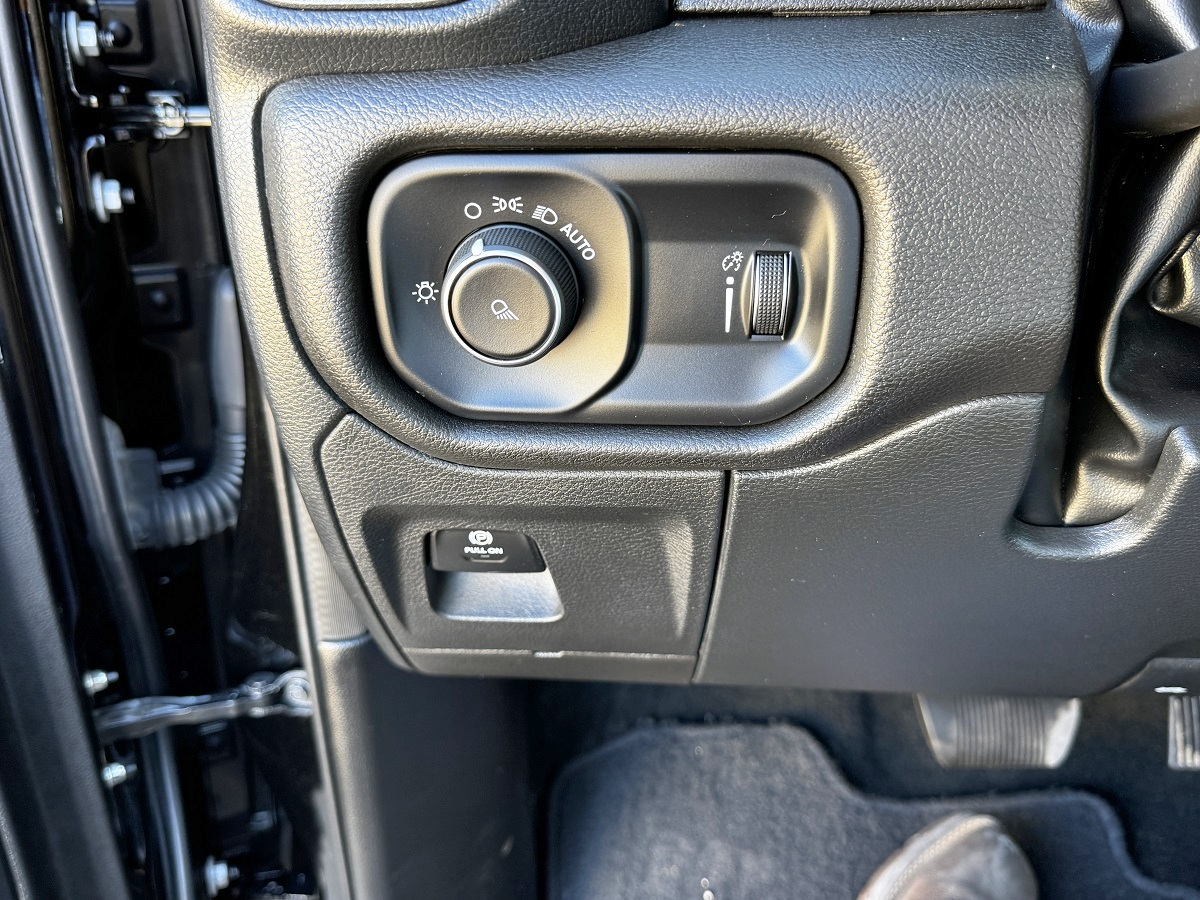 RAM 1500 Tradesman Crew Cab SB 4WD 2022 RAM 1500 Tradesman Crew Cab SB 4WD 2022