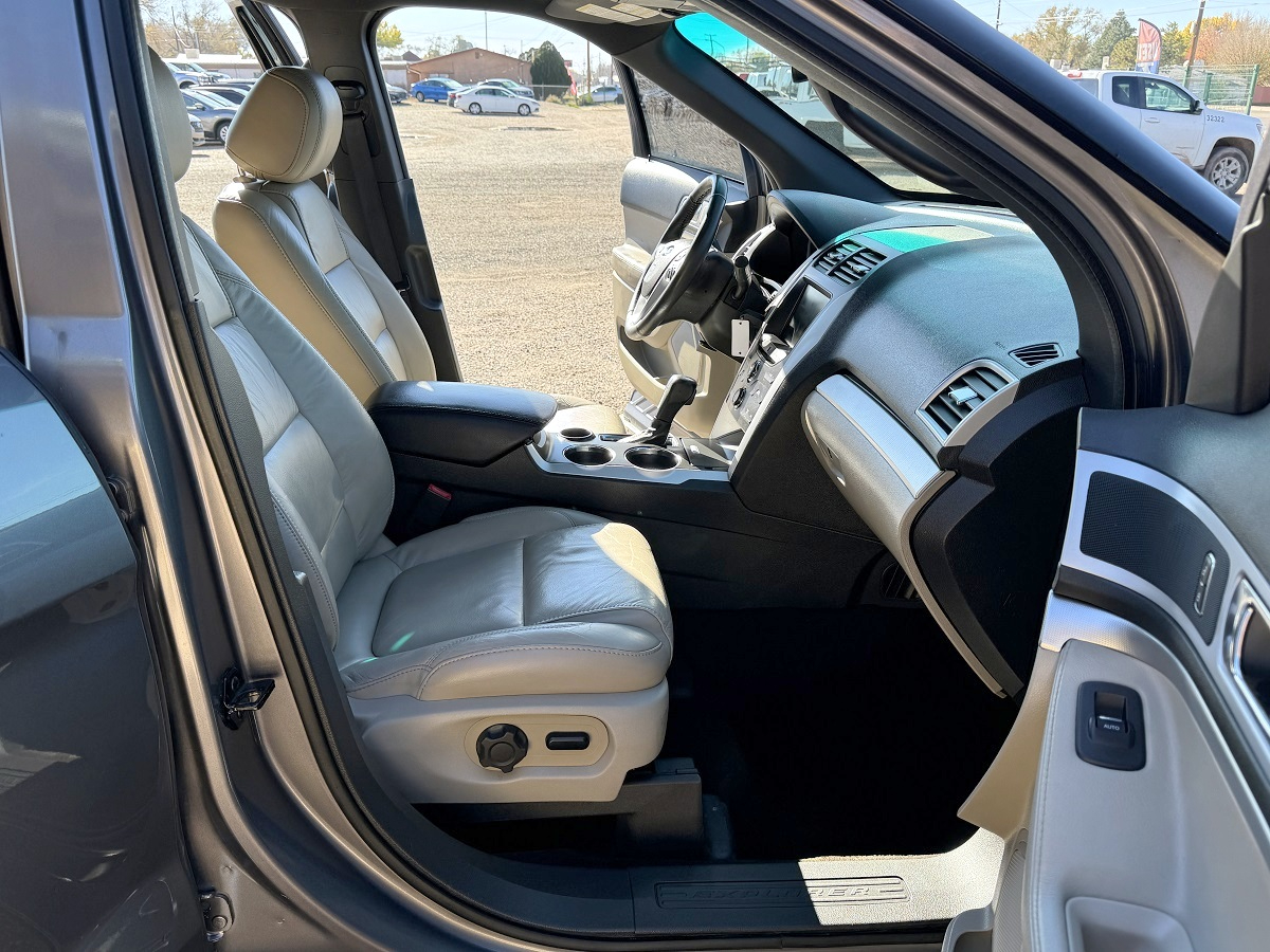 Ford Explorer XLT 4D SUV FWD 2014