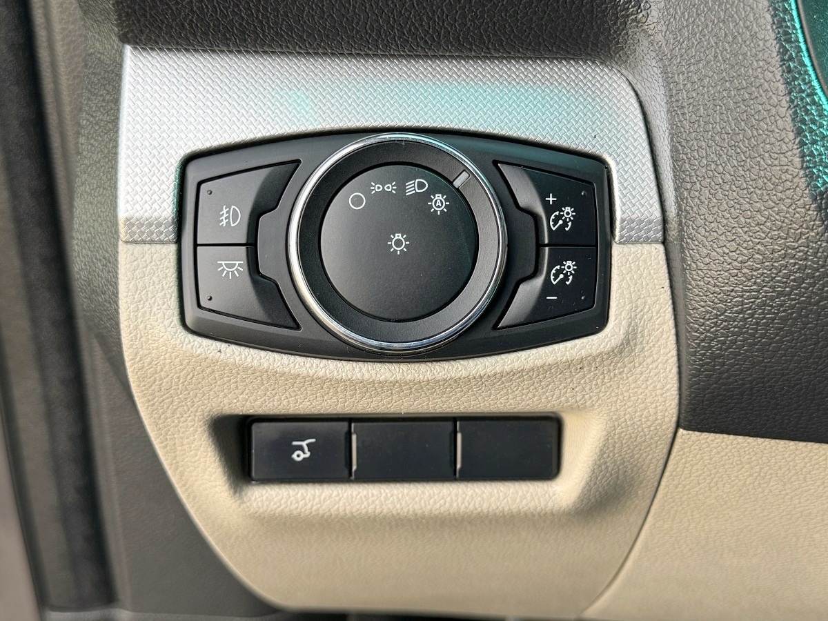 Ford Explorer XLT 4D SUV FWD 2014