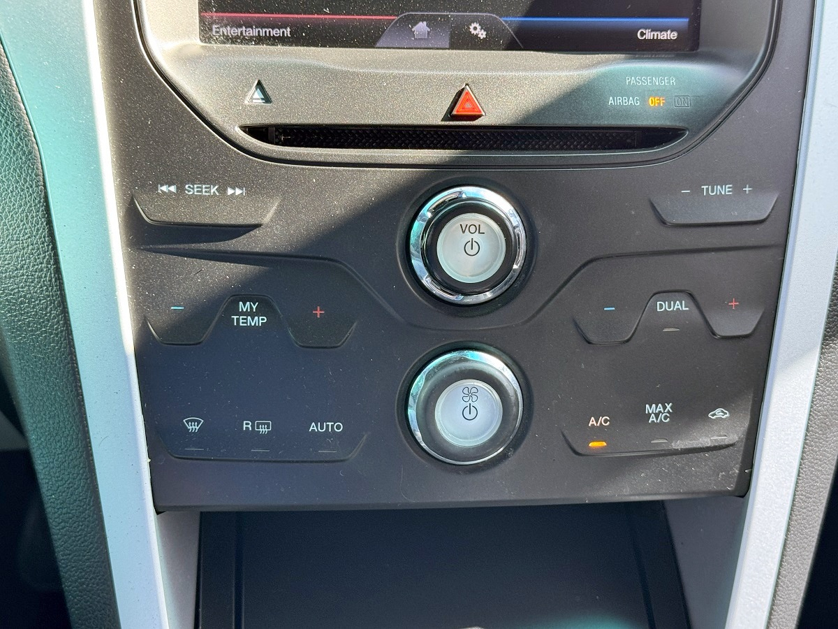 Ford Explorer XLT 4D SUV FWD 2014