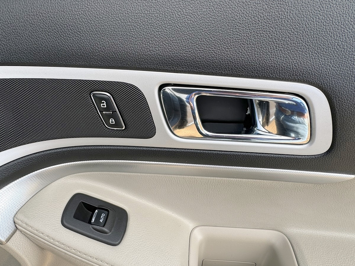 Ford Explorer XLT 4D SUV FWD 2014