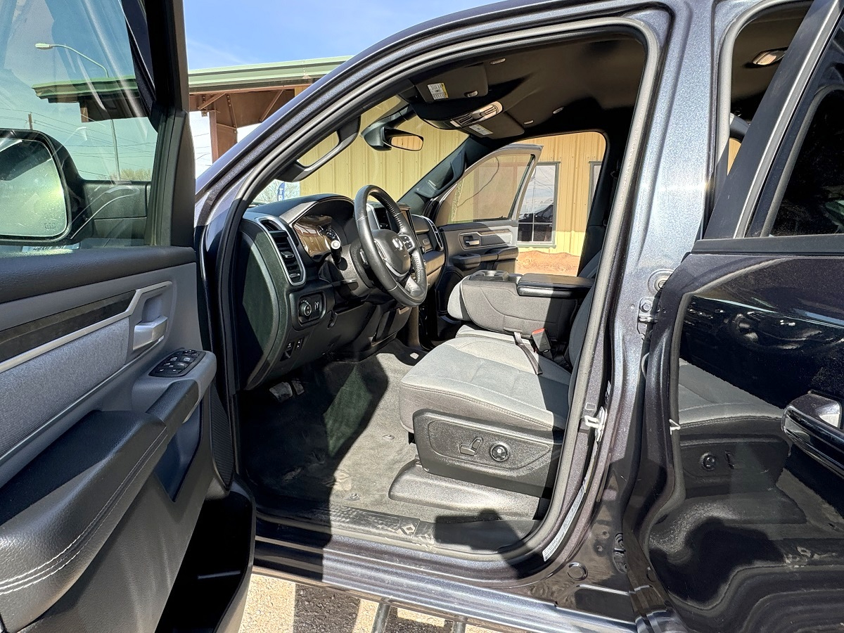 RAM 1500 Big Horn 4x4 Quad Cab 6'4" Box 2021