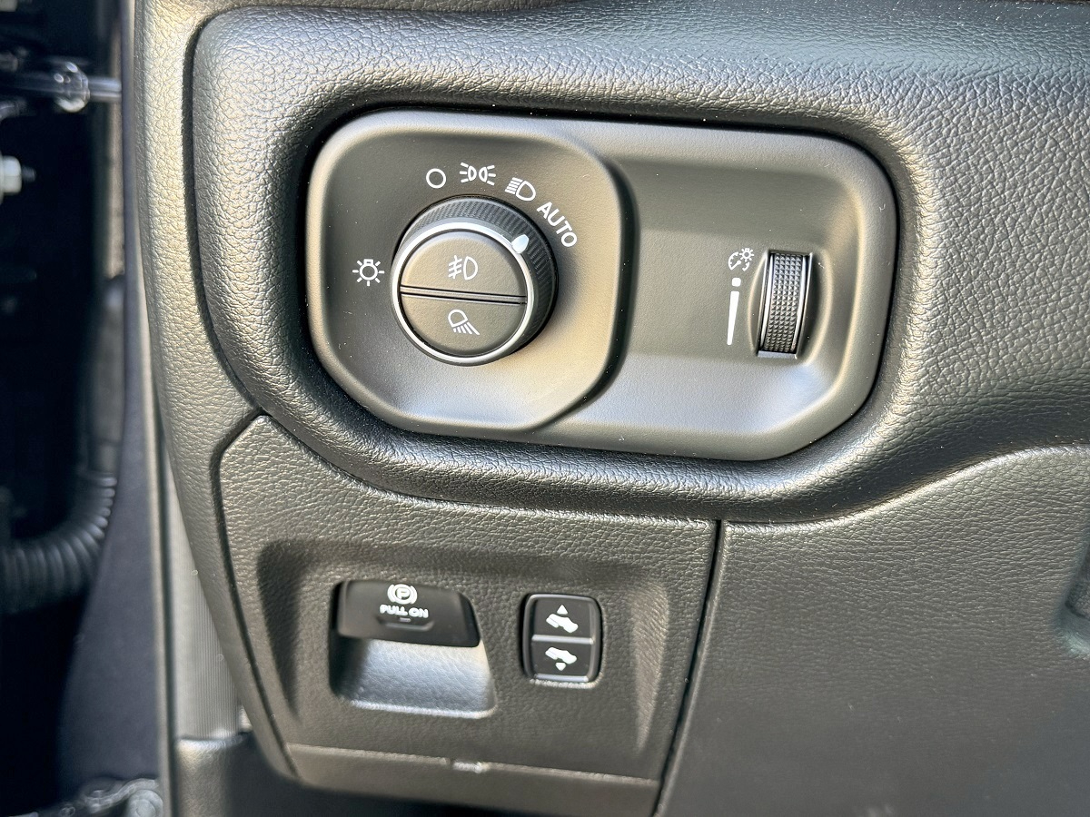 RAM 1500 Big Horn 4x4 Quad Cab 6'4" Box 2021