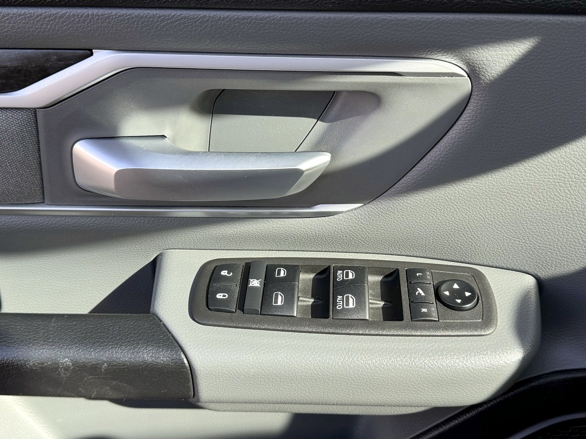 RAM 1500 Big Horn 4x4 Quad Cab 6'4" Box 2021