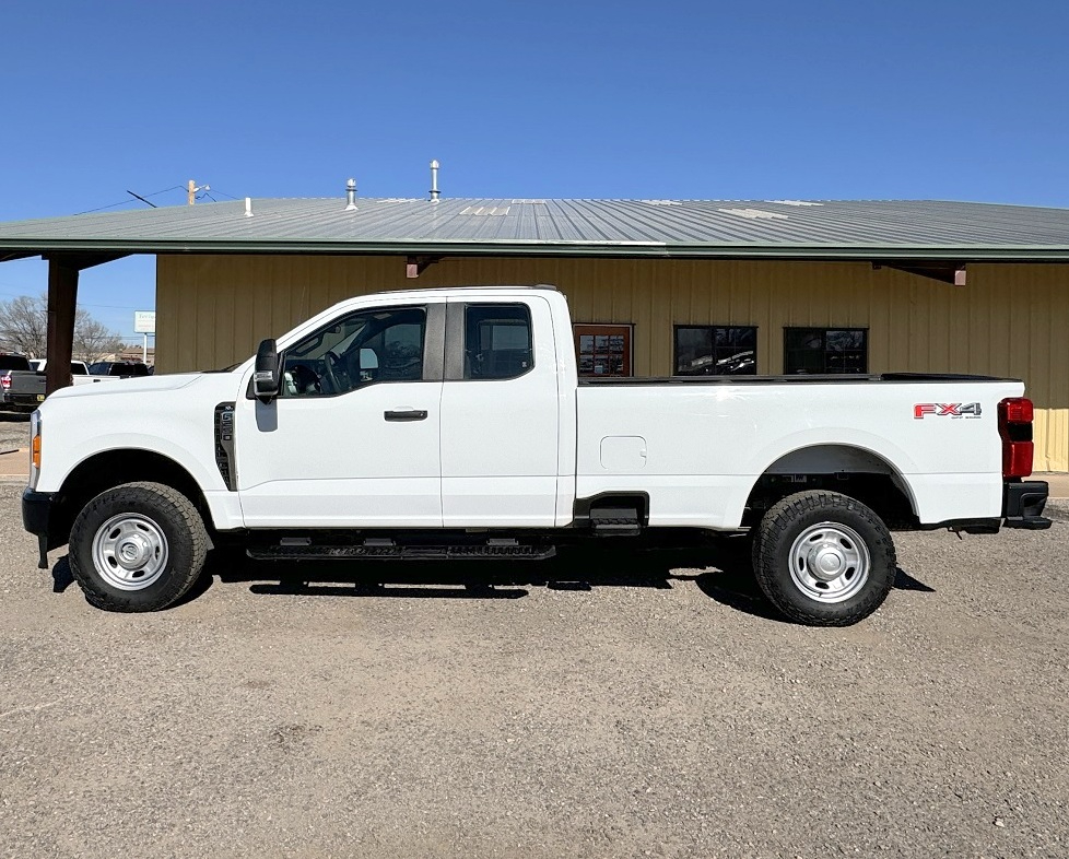 Ford Super Duty F-250 SRW XL 4WD SuperCab 8' Box 2023