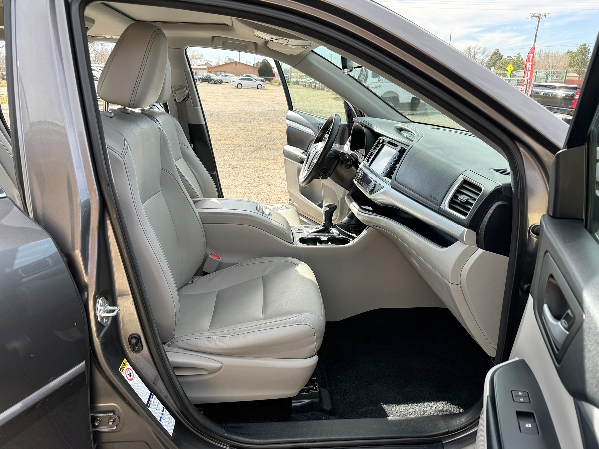 Toyota Highlander XLE V6 AWD (Natl) 2015