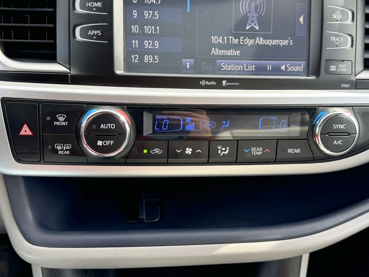 Toyota Highlander XLE V6 AWD (Natl) 2015