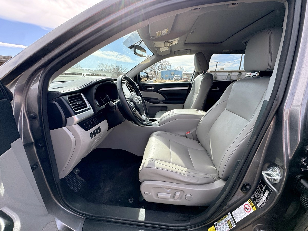 Toyota Highlander XLE V6 AWD (Natl) 2015