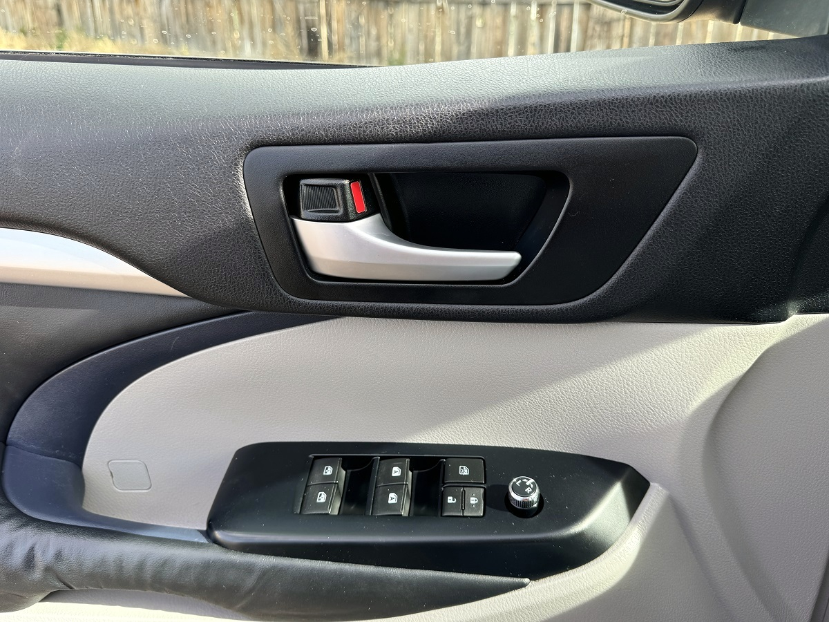 Toyota Highlander XLE V6 AWD (Natl) 2015