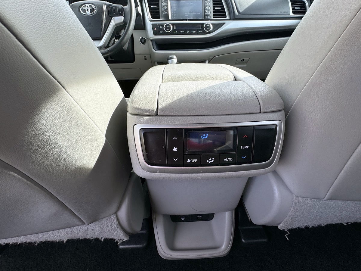 Toyota Highlander XLE V6 AWD (Natl) 2015