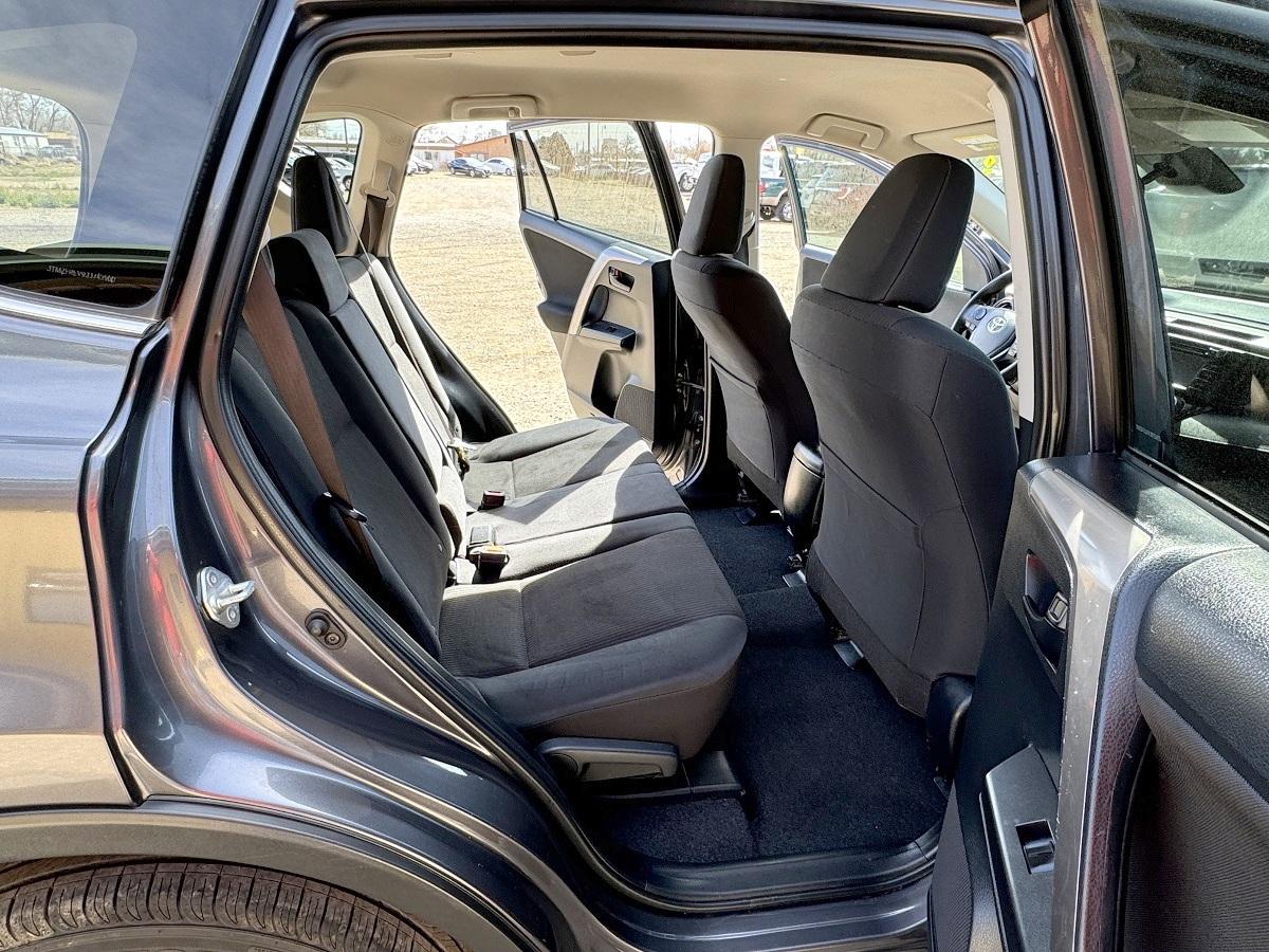 Toyota RAV4 LE FWD (Natl) 2018