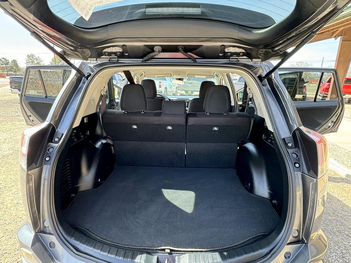 Toyota RAV4 LE FWD (Natl) 2018