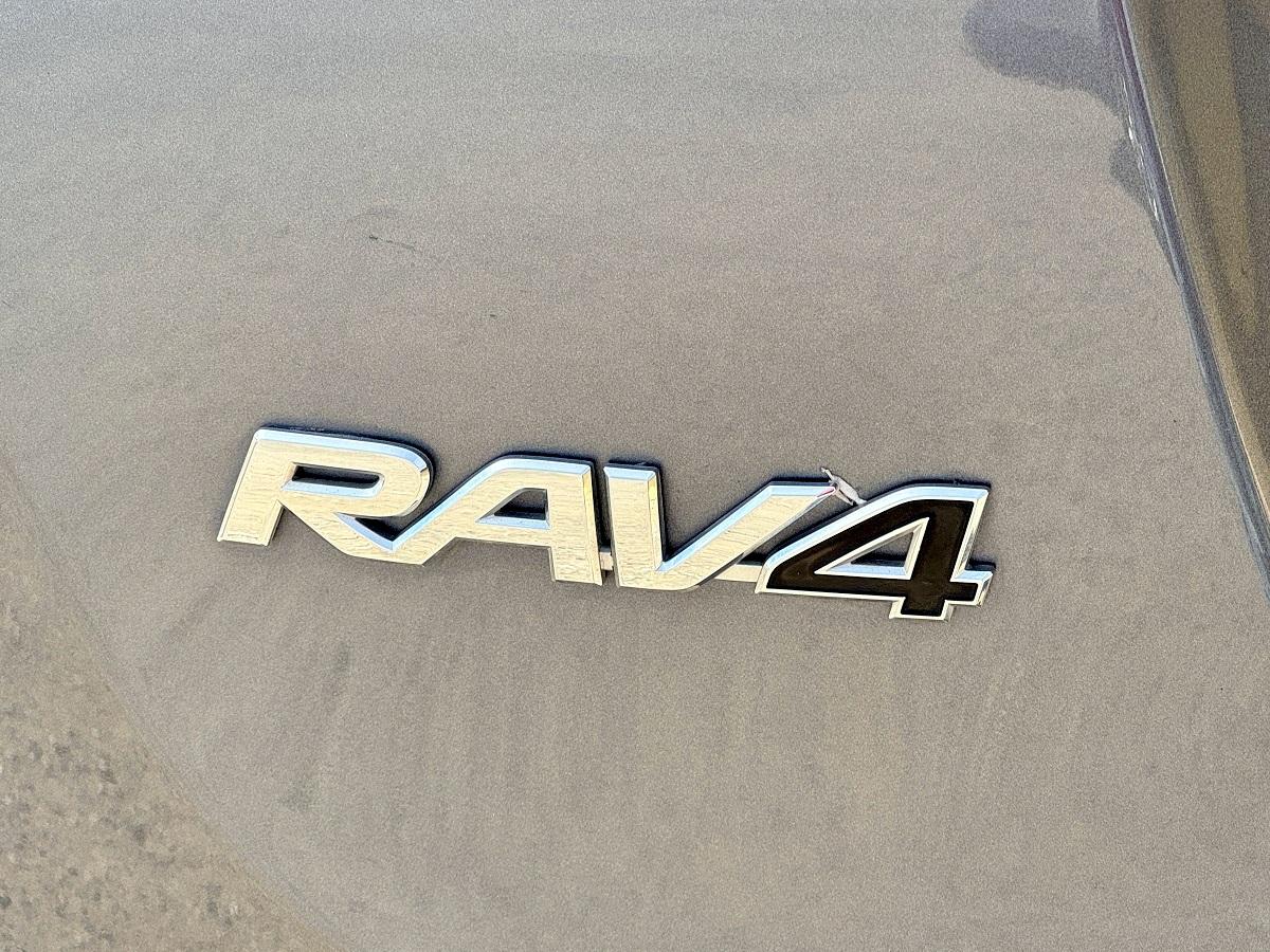 Toyota RAV4 LE FWD 2018