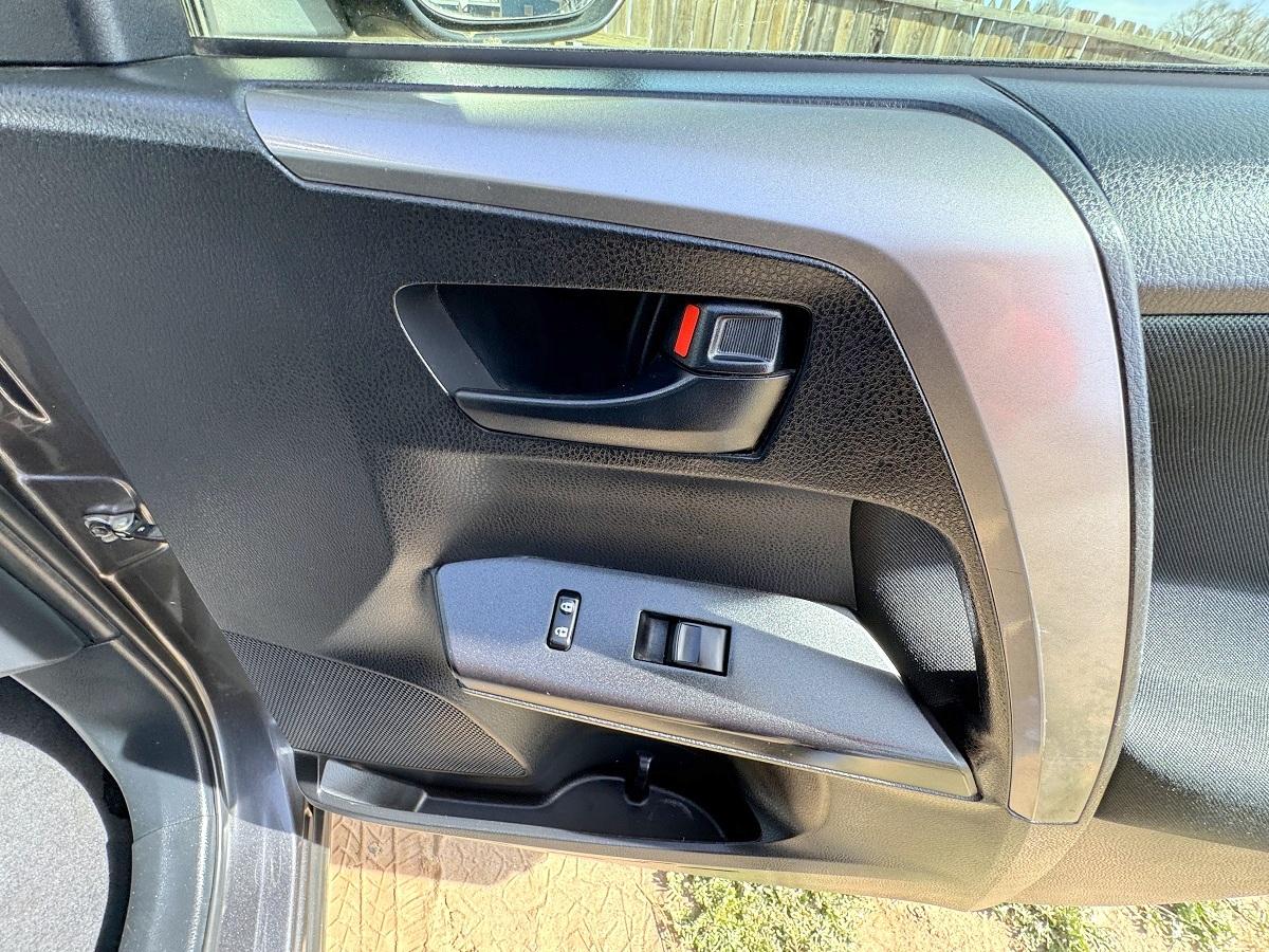Toyota RAV4 LE FWD 2018