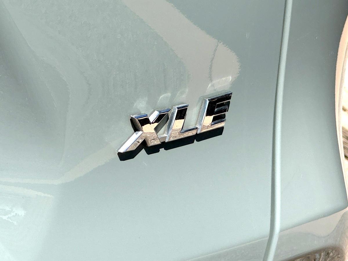 Toyota RAV4 XLE Premium FWD (Natl) 2021