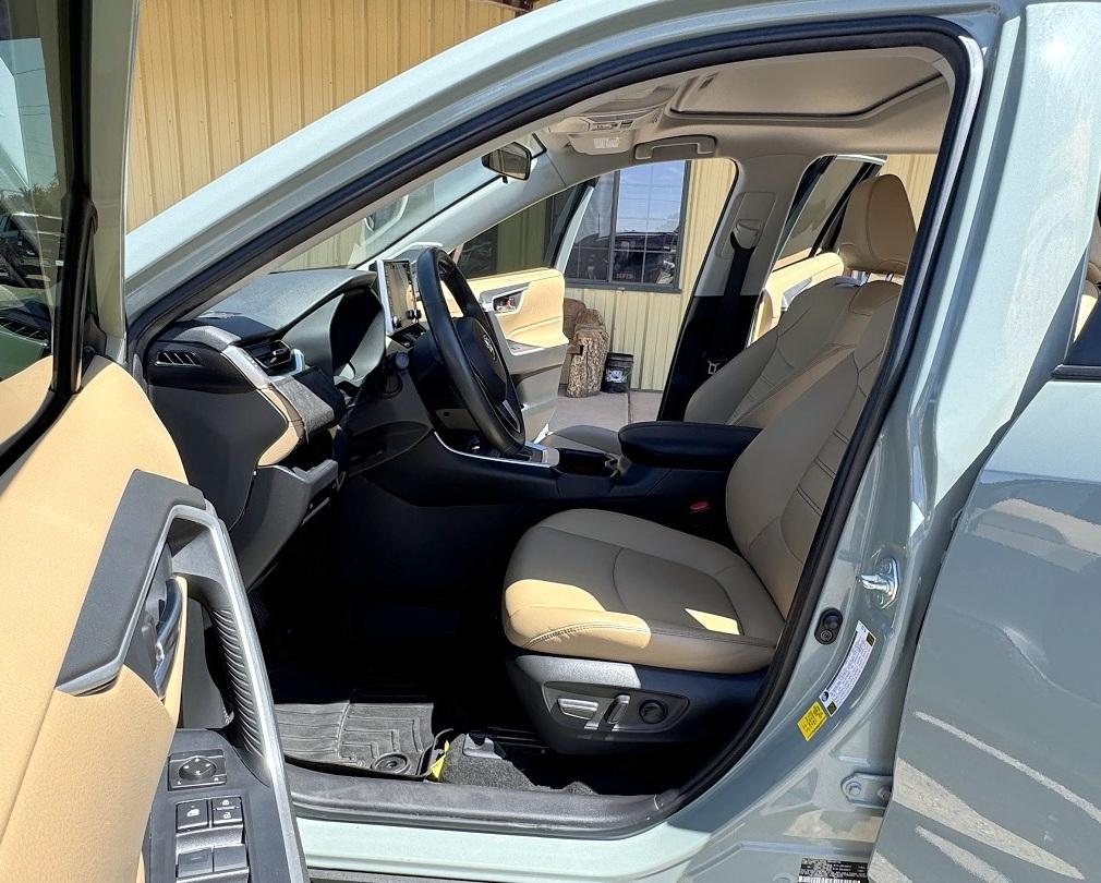 Toyota RAV4 XLE Premium FWD (Natl) 2021