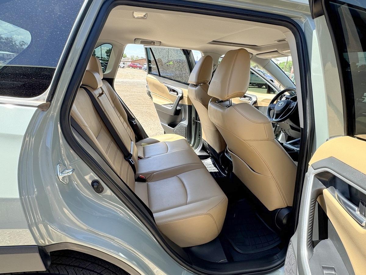 Toyota RAV4 XLE Premium FWD (Natl) 2021
