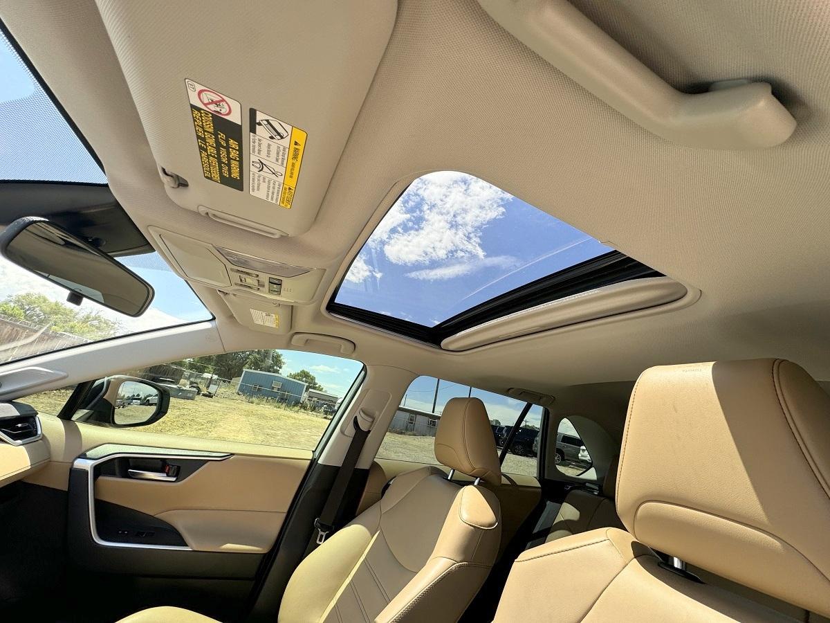 Toyota RAV4 XLE Premium FWD (Natl) 2021