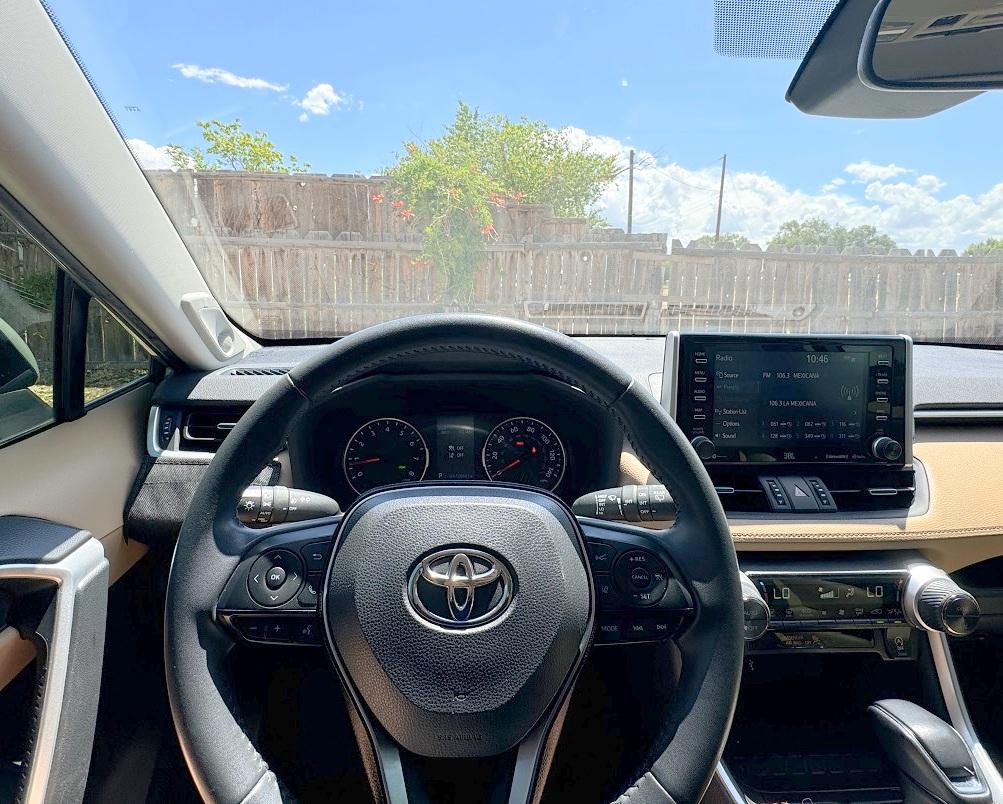 Toyota RAV4 XLE Premium FWD (Natl) 2021