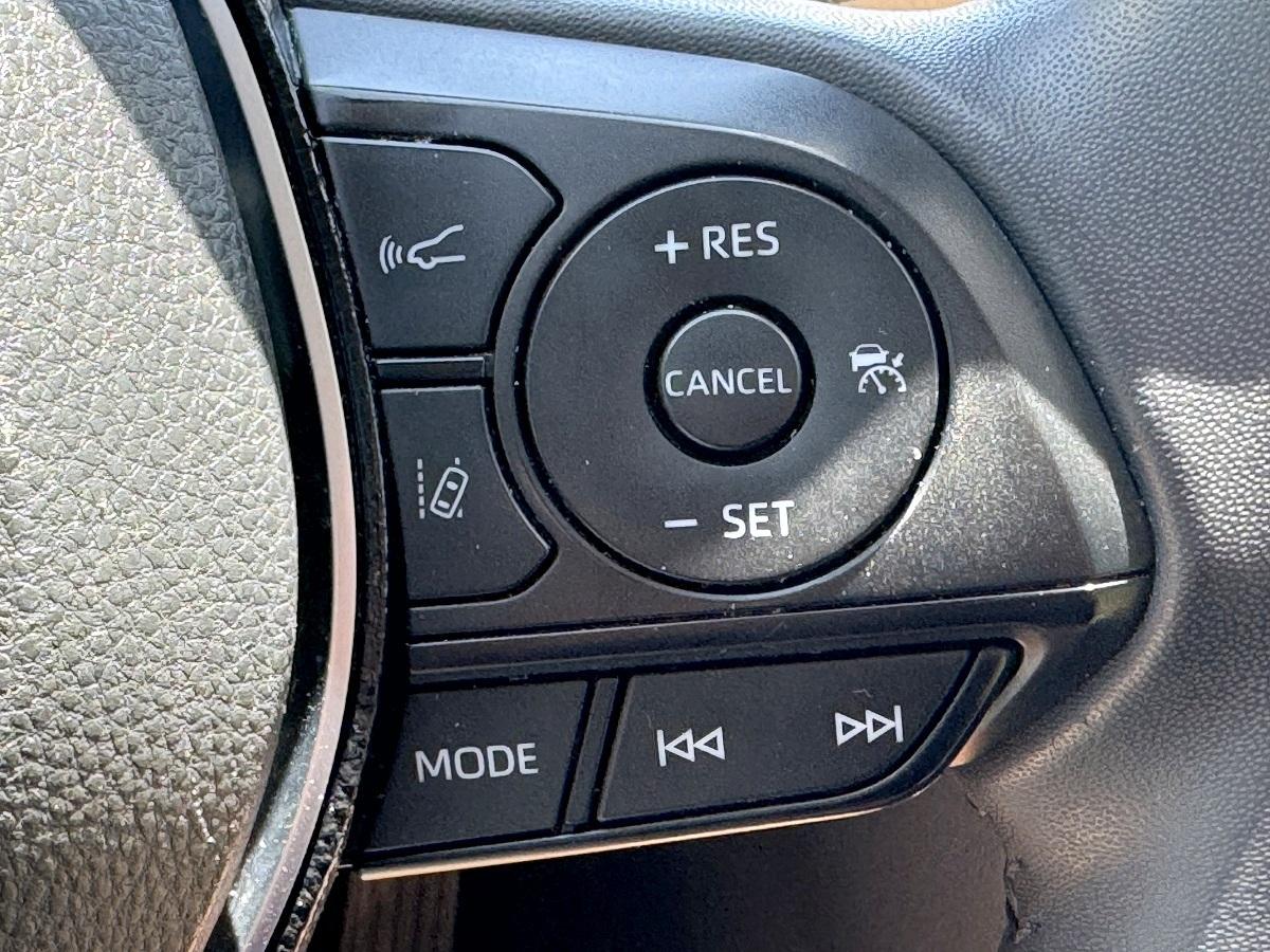 Toyota RAV4 XLE Premium FWD (Natl) 2021