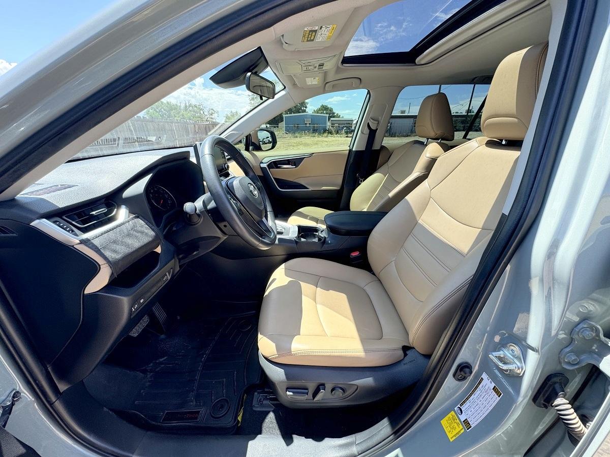 Toyota RAV4 XLE Premium FWD (Natl) 2021