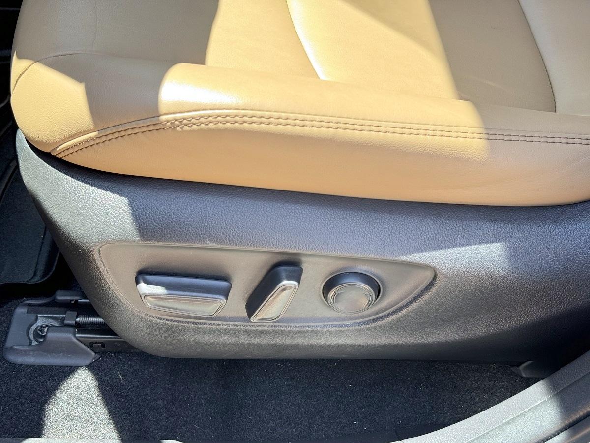 Toyota RAV4 XLE Premium FWD (Natl) 2021