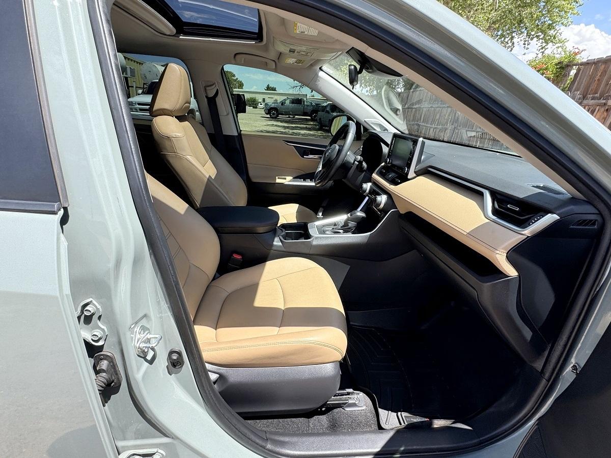 Toyota RAV4 XLE Premium FWD (Natl) 2021