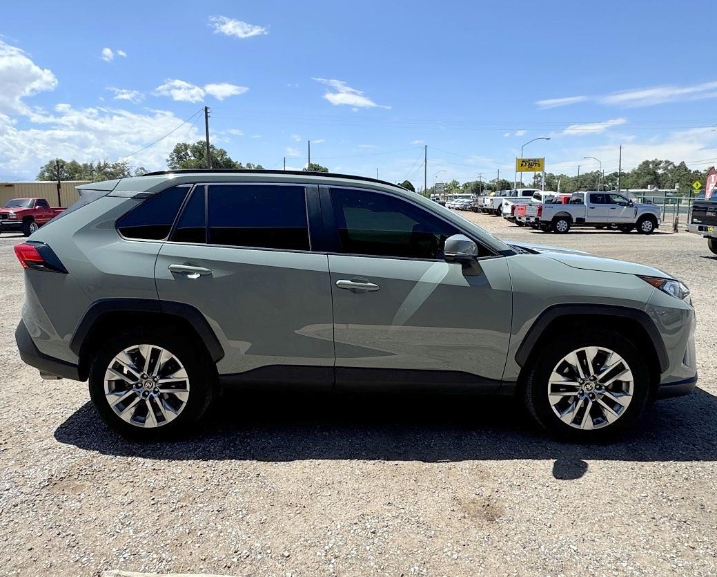 Toyota RAV4 XLE Premium FWD (Natl) 2021