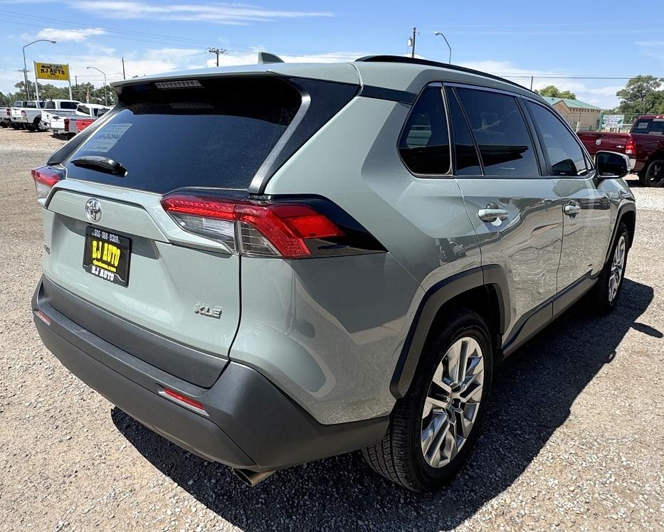 Toyota RAV4 XLE Premium FWD (Natl) 2021